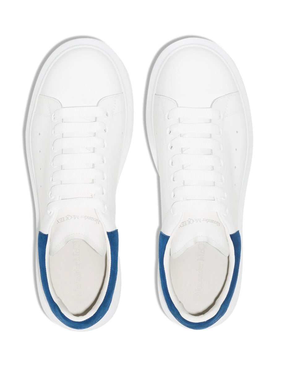 Alexander McQueen Oversized Sneaker – Talón Azul Royal en Gamuza