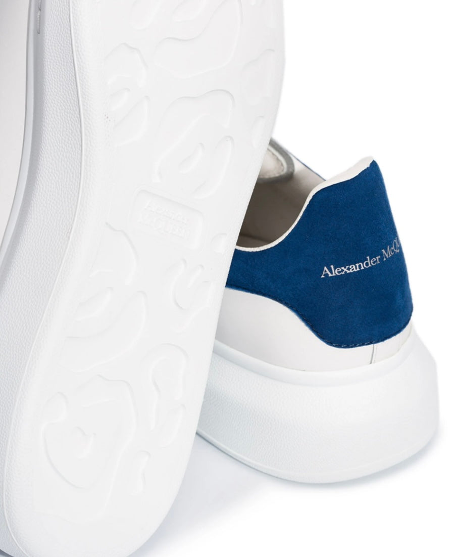 Alexander McQueen Oversized Sneaker – Talón Azul Royal en Gamuza