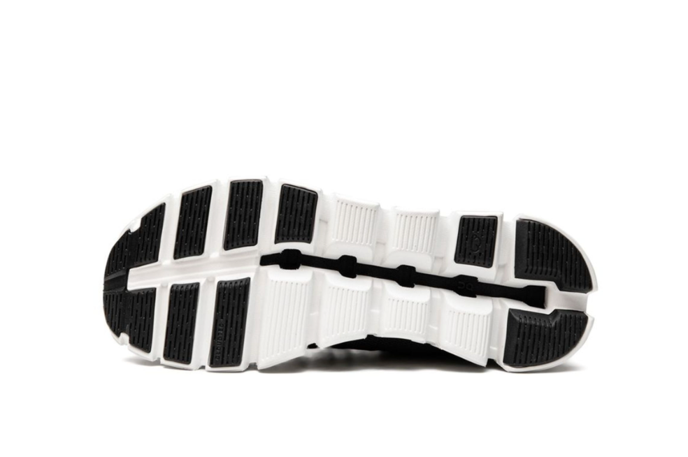 On Cloud 5 Negro Blanco detalle suela
