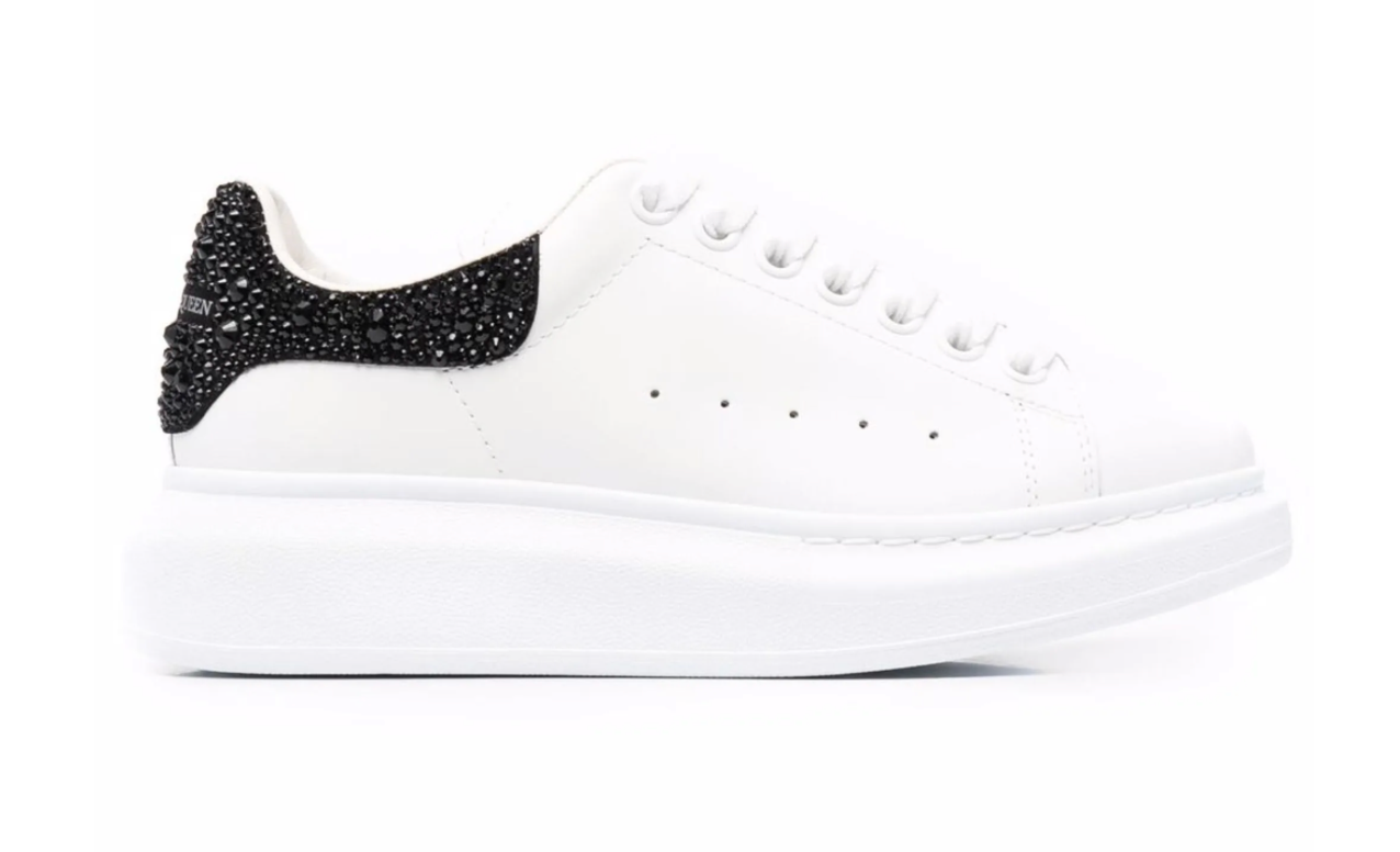 Alexander McQueen Oversized Sneaker – Detalle de Cristales Negros