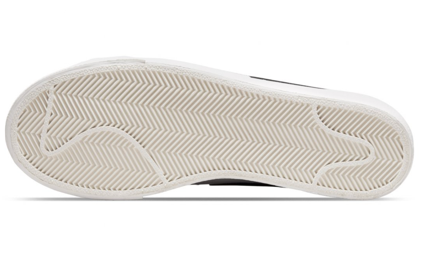 Nike Blazer Low Platform Blanco Negro con Swoosh negro y suela elevada para mujer México