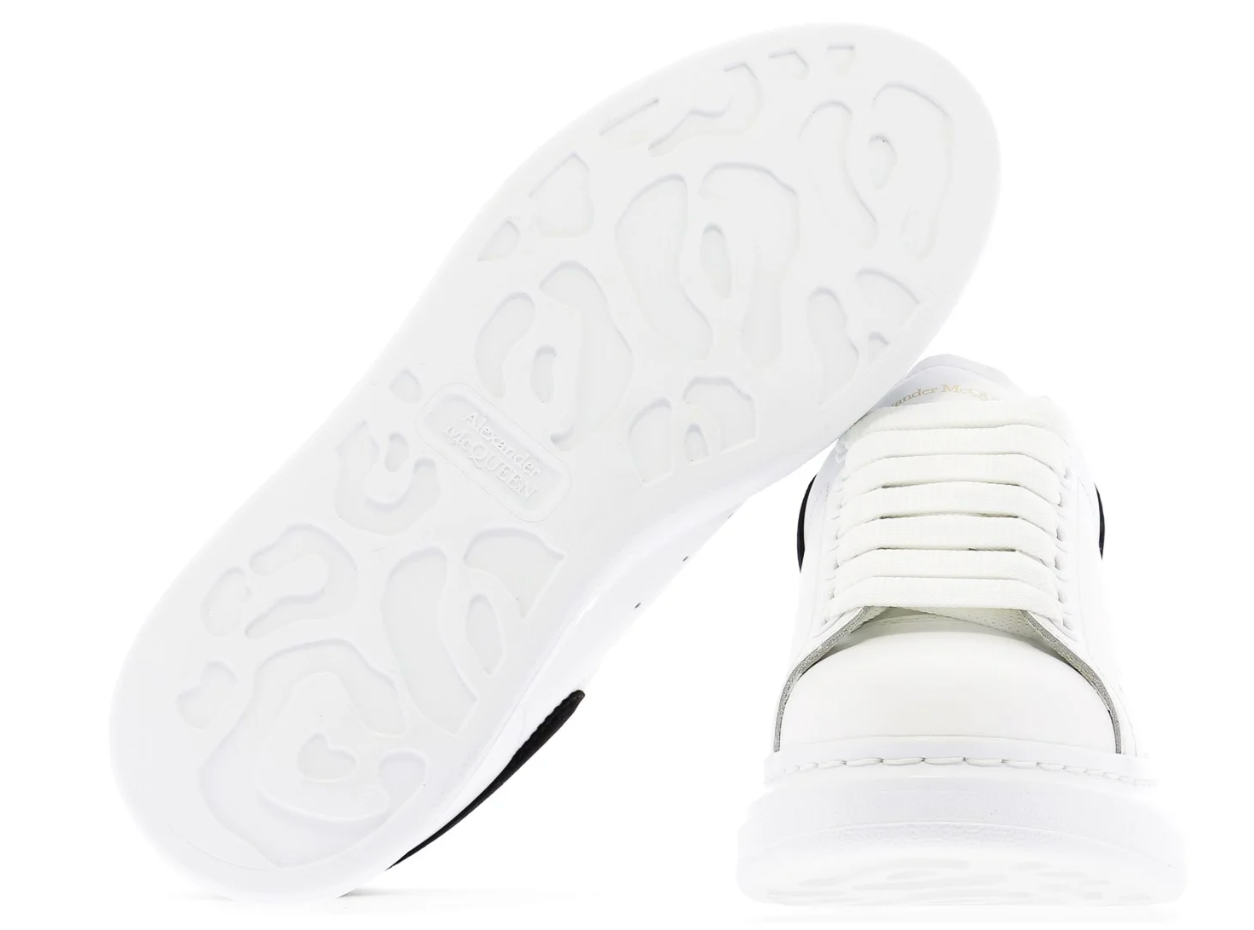 Tenis Alexander McQueen Blanco Talón Negro vista lateral
