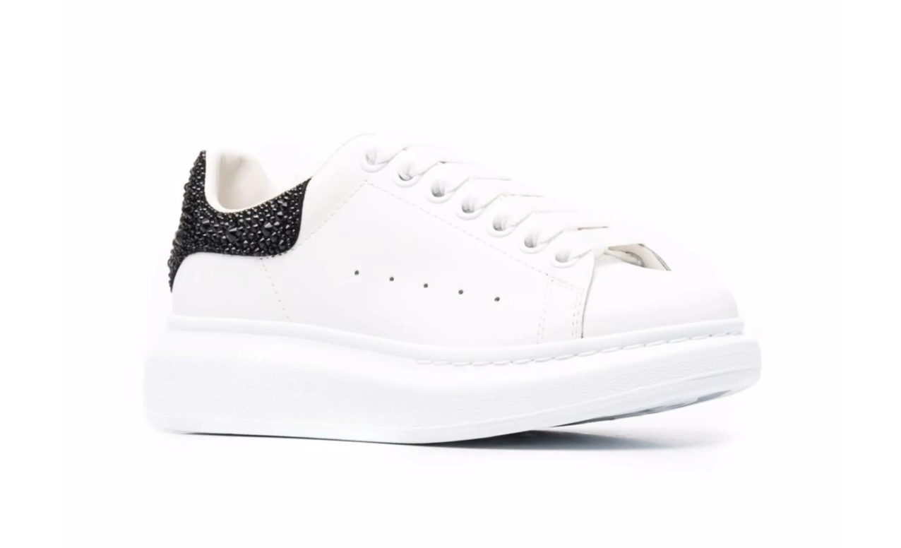 Alexander McQueen Oversized Sneaker – Detalle de Cristales Negros