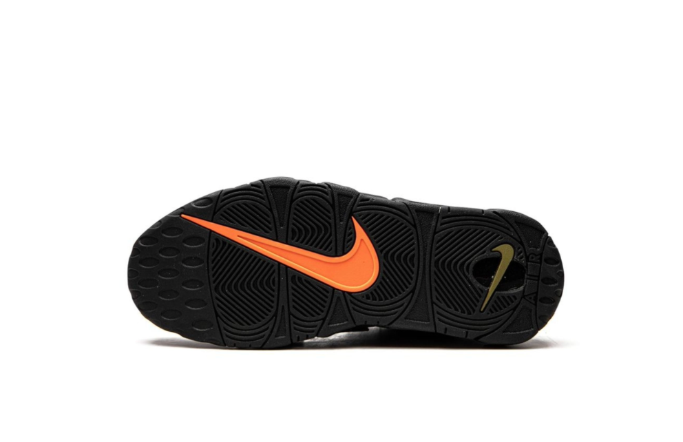 Tenis Nike Air More Uptempo Verde Militar con logo AIR grande y suela negra