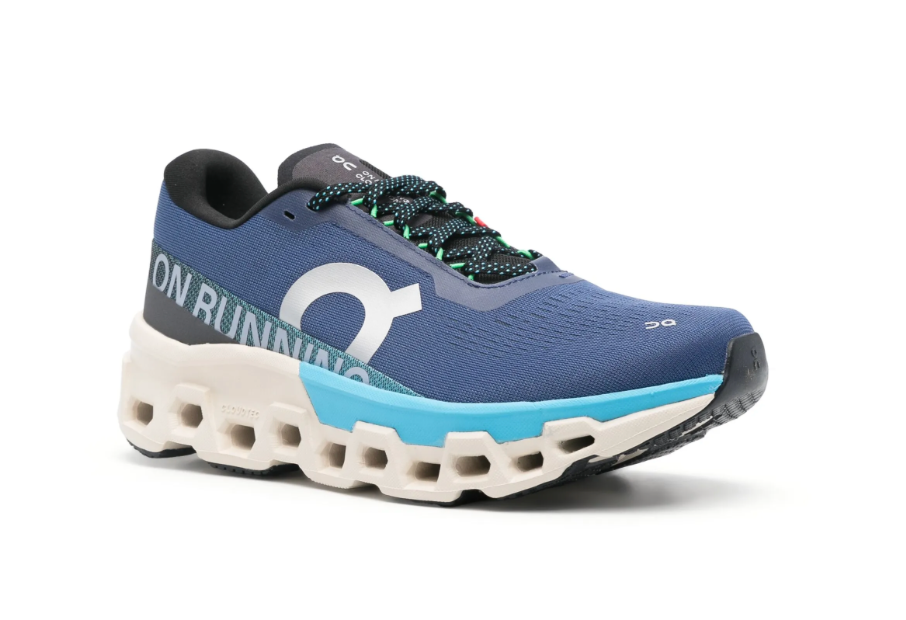 On Cloudmonster running 2 Azul
