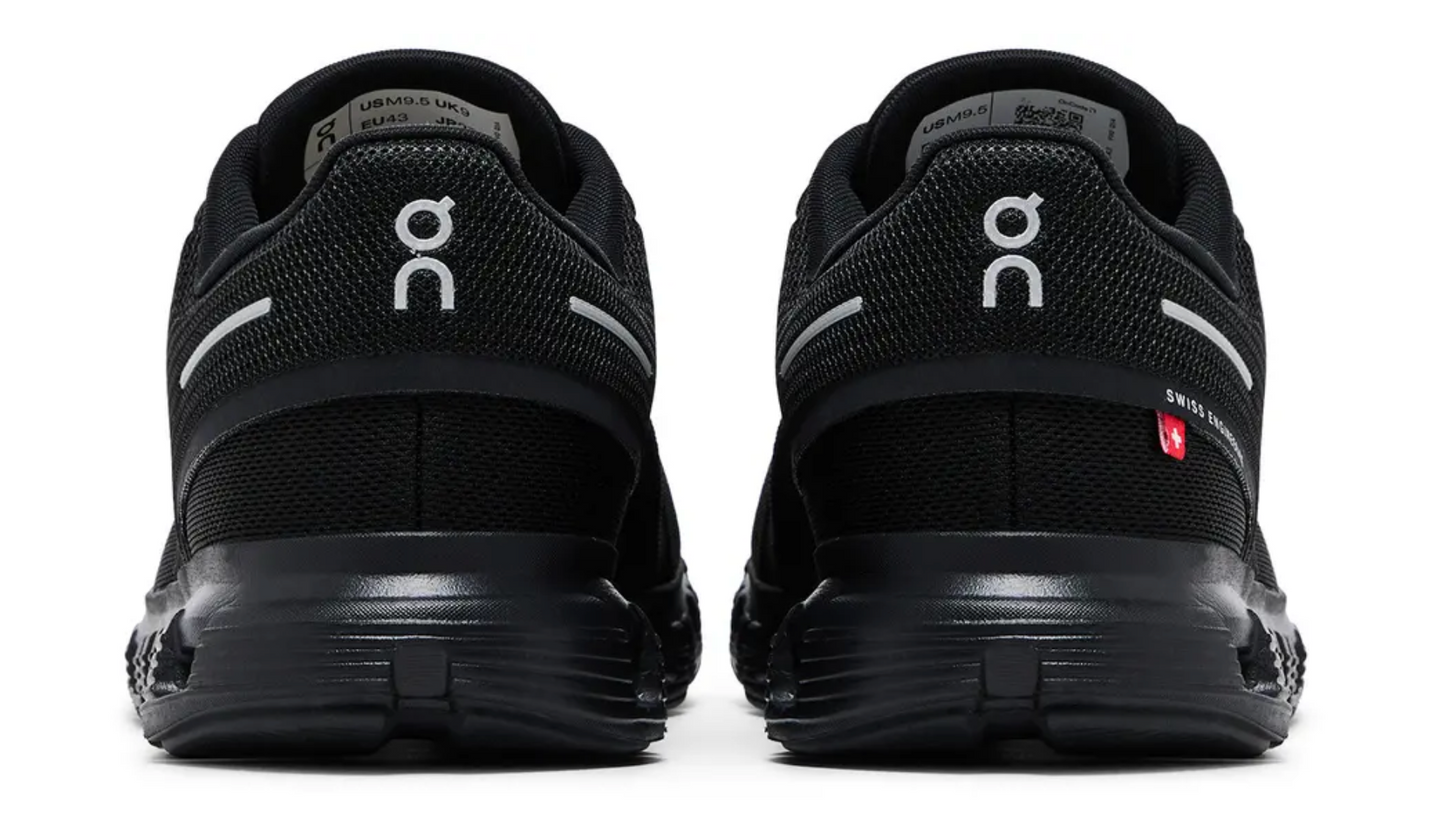 On Cloud 5 Total Black con amortiguación CloudTec y diseño minimalista en negro – Savage Too