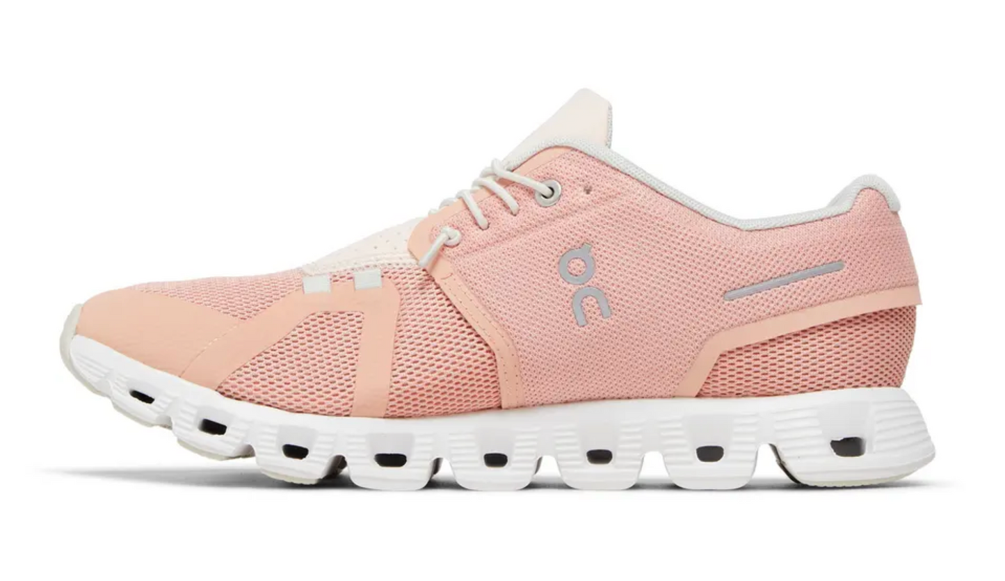 Mujer usando On Cloud 5 Rose Shell en outfit deportivo casual