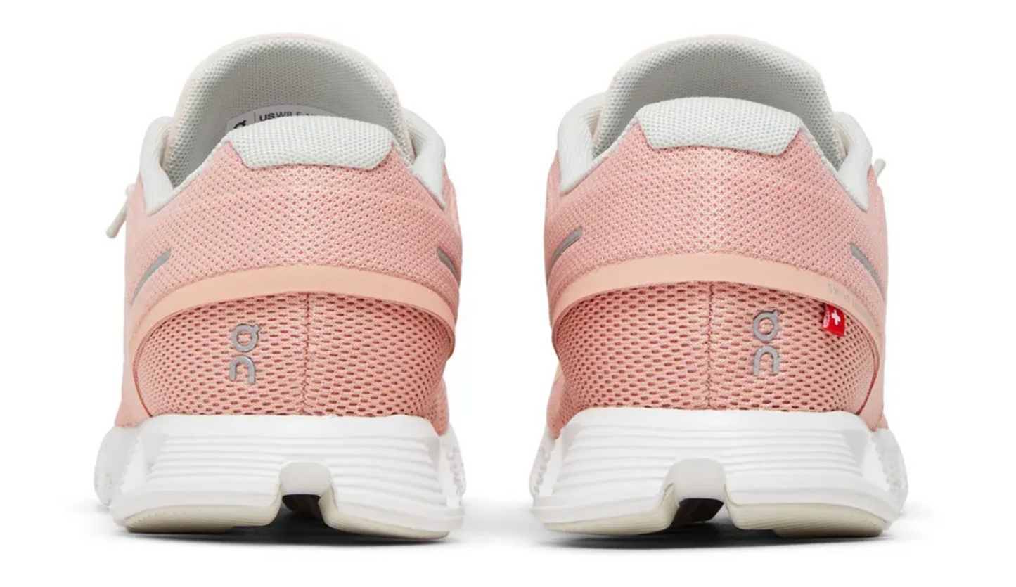 Mujer usando On Cloud 5 Rose Shell en outfit deportivo casual
