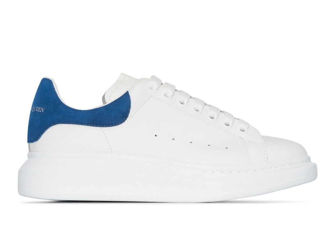 Alexander McQueen Oversized Sneaker – Talón Azul Royal en Gamuza