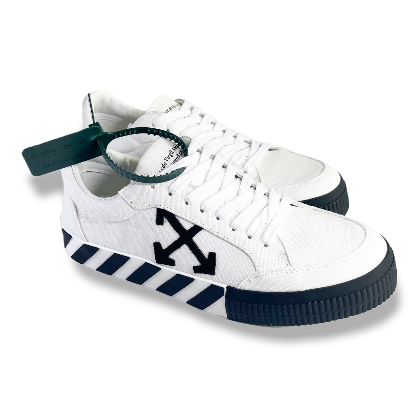 Off White Tenis Vulcanized Blanco Negro con suela rayada y logo de flechas