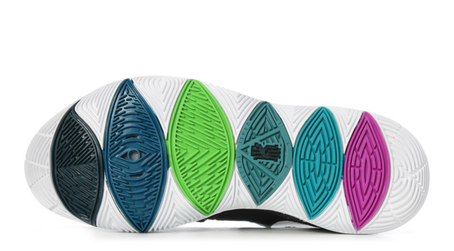 Nike Kyrie 5 Black Magic negros para básquet con tracción multidireccional en duela México