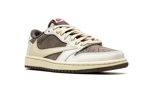 Jordan 1 Low OG SP Travis Scott Reverse Mocha vista lateral