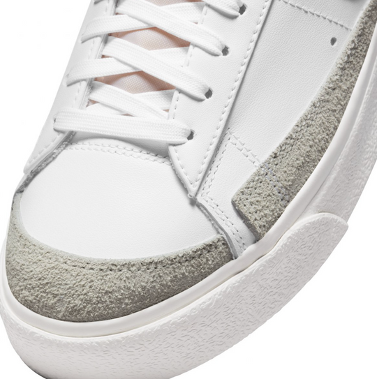 Nike Blazer Low Platform Blanco Negro con Swoosh negro y suela elevada para mujer México