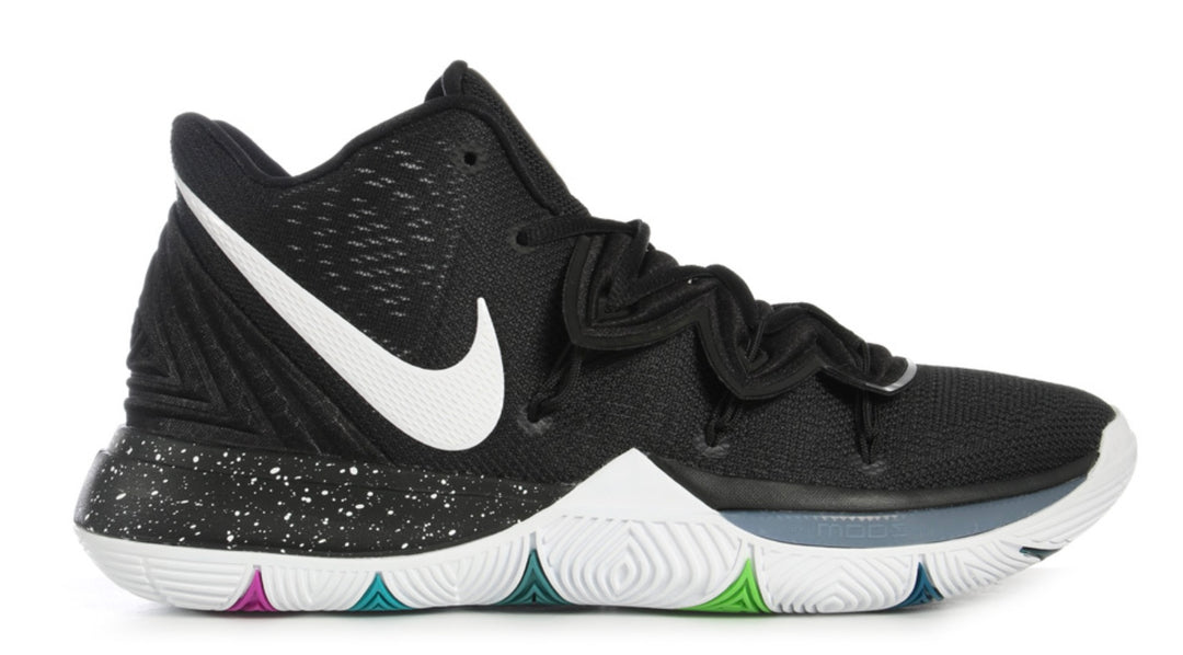 Nike Kyrie 5 Black Magic negros para básquet con tracción multidireccional en duela México