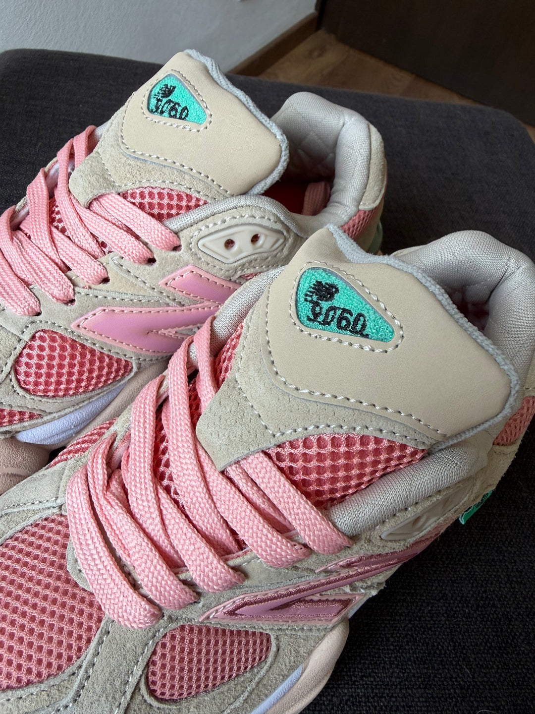 Tenis New Balance 9060 Joe Freshgoods Rosa México detalle JFG talón