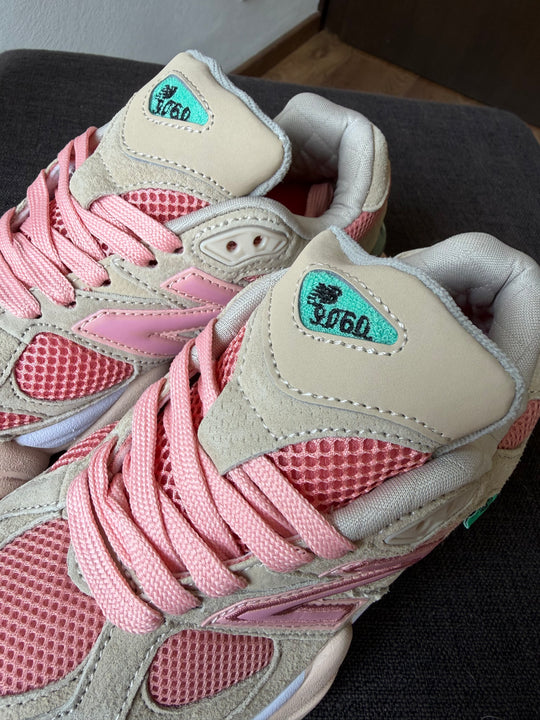 Tenis New Balance 9060 Joe Freshgoods Rosa México detalle JFG talón