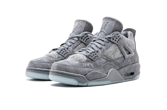 Jordan 4 Kaws color gris edición limitada con suela luminosa México