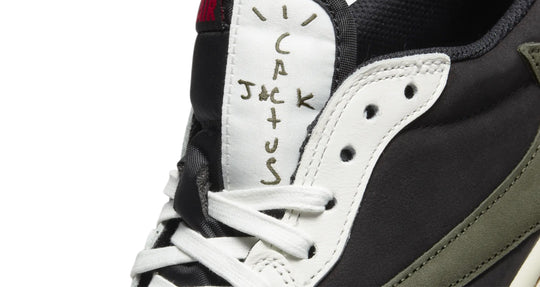 Jordan 1 Low Travis Scott Olive en tonos crema, negro y oliva con Swoosh invertido