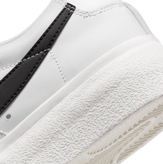 Nike Blazer Low Platform Blanco Negro con Swoosh negro y suela elevada para mujer México