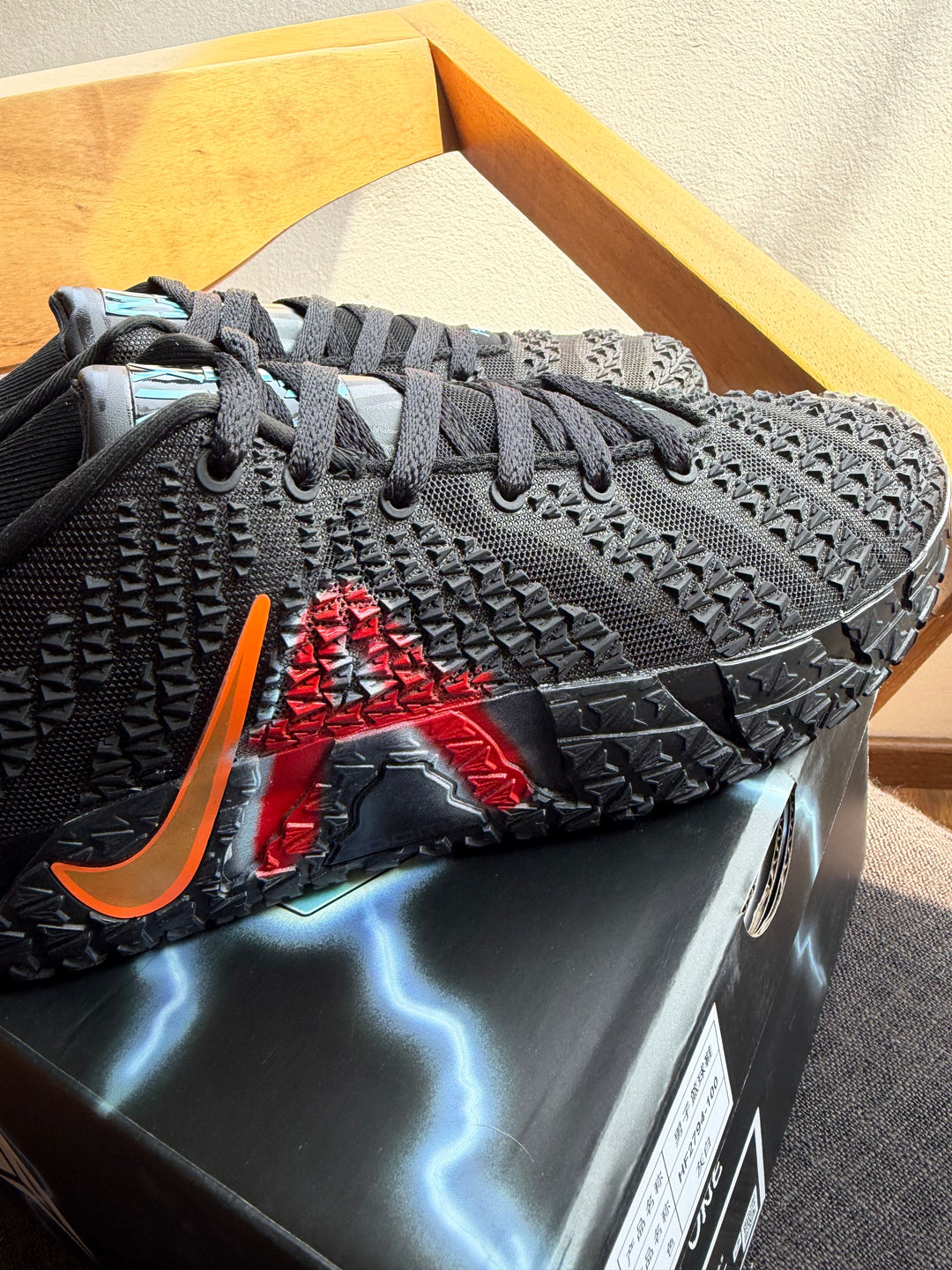 Nike Ja 3 NY vs NY detalle Swoosh dorado