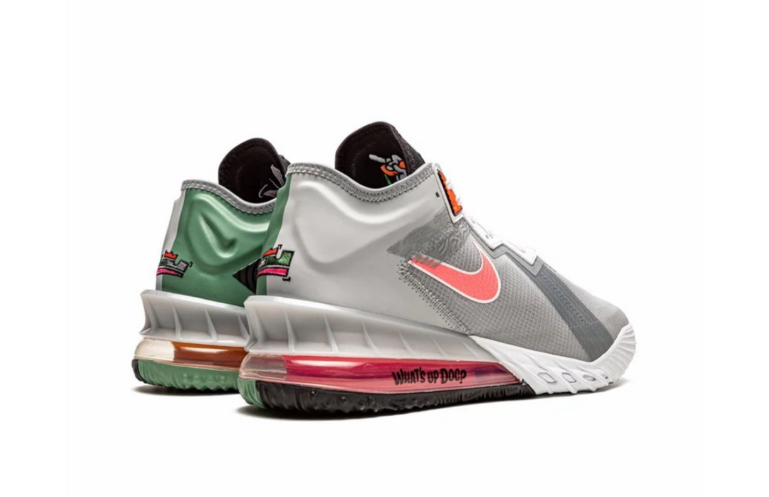 Nike LeBron 18 Low Space Jam gris con detalles rojos para básquet México