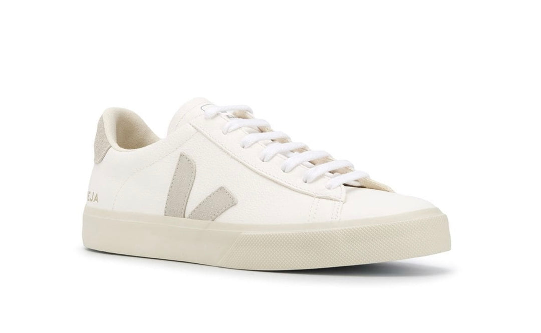 Veja Campo blanco gris unisex – tenis ecológicos de piel blanca con logo gris claro y suela beige natural