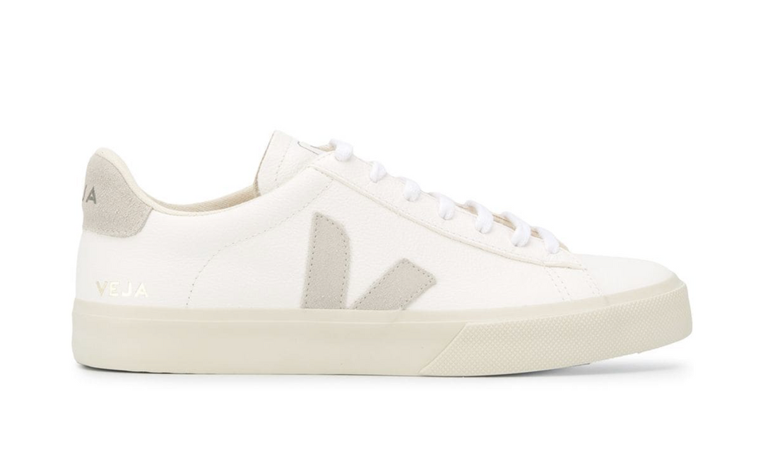 Veja Campo blanco gris unisex – tenis ecológicos de piel blanca con logo gris claro y suela beige natural