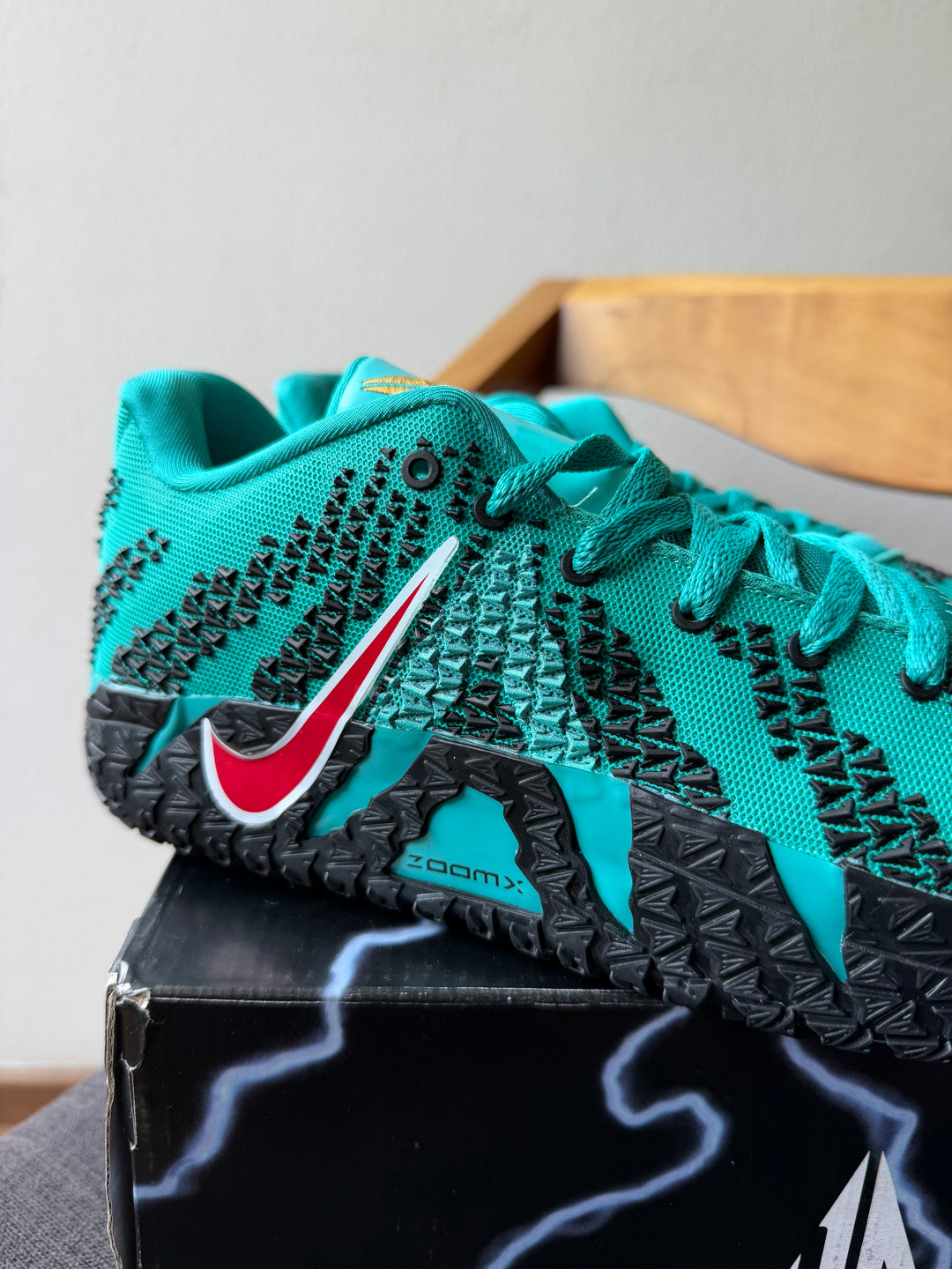 Nike Ja 3 Scratch 3.0 detalle Swoosh rojo