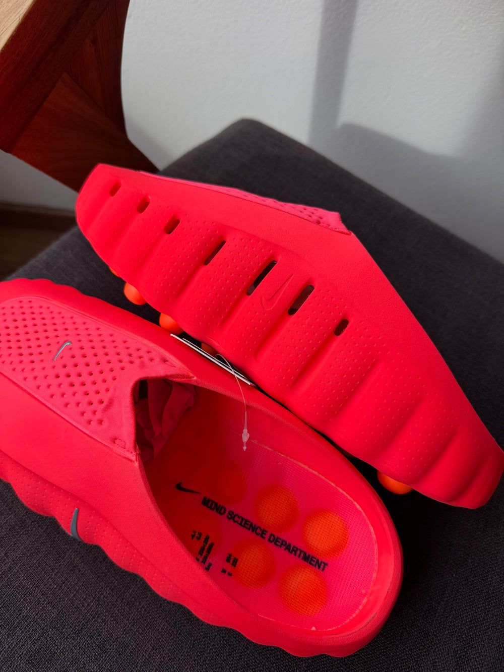 Nike Mind 001 Rojo | Mules de Recuperación detalle nodos