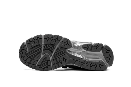 Tenis New Balance 1906R Silver Plata México vista lateral.