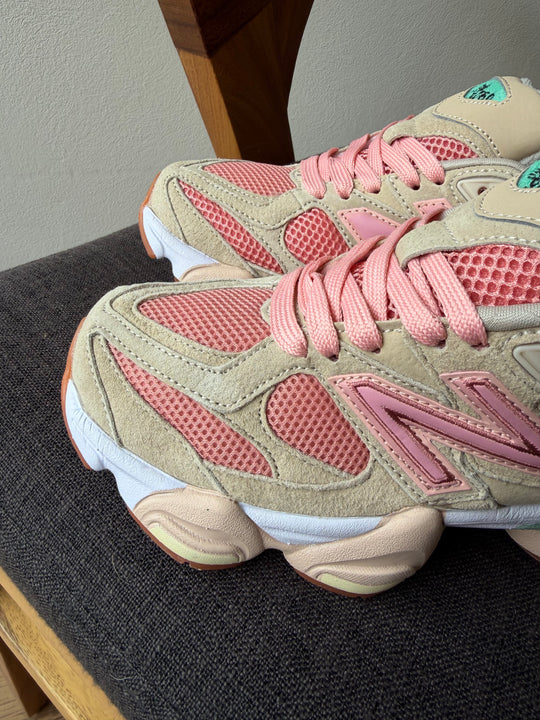 Tenis New Balance 9060 Joe Freshgoods Rosa México detalle JFG talón