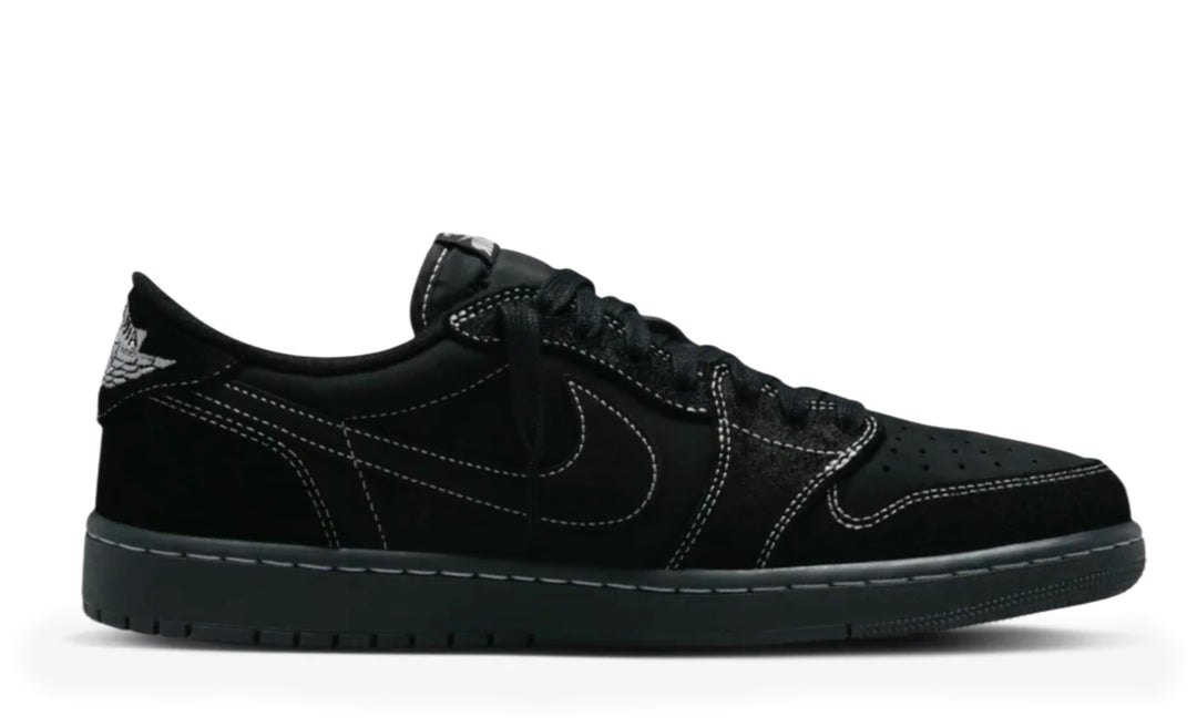 Jordan 1 Low Travis Scott Phantom en color negro con Swoosh invertido y costuras blancas
