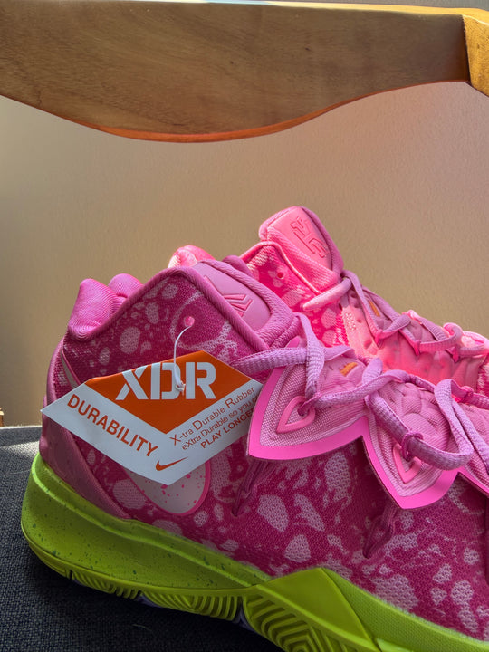 Nike Kyrie 5 Patrick Star en color rosa brillante con etiqueta de durabilidad, detalles en verde y diseño exclusivo.