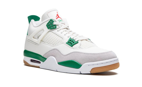 Jordan 4 Retro SB Pine Green blanco con detalles verdes y grises edición limitada México