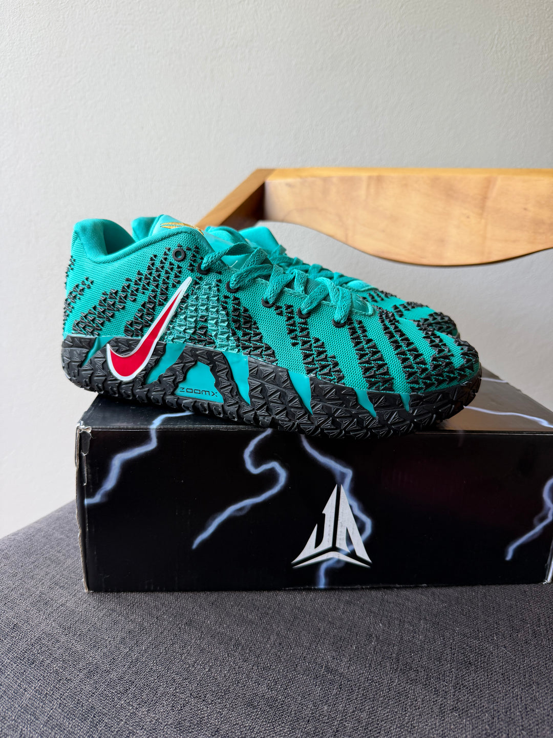 Nike Ja 3 Scratch 3.0 detalle Swoosh rojo