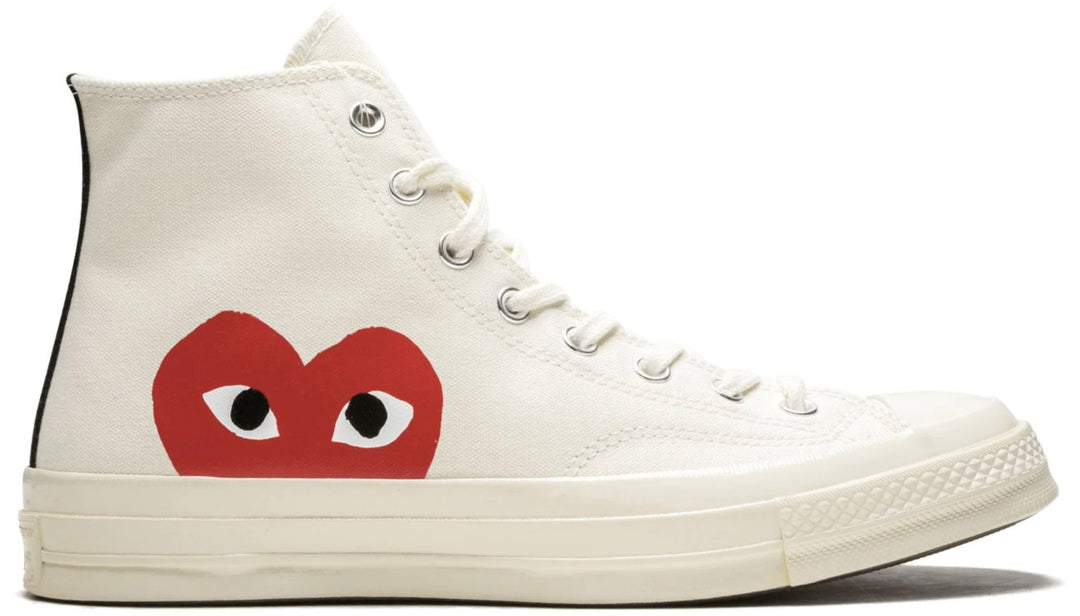 Converse CDG beige botín corazón rojo – tenis altos de lona beige con suela hueso y corazón rojo lateral