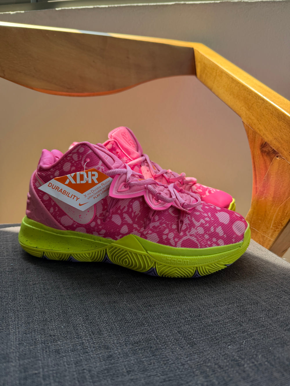 Nike Kyrie 5 Patrick Star, tenis de básquet rosa y verde, inspirado en Patrick de Bob Esponja.