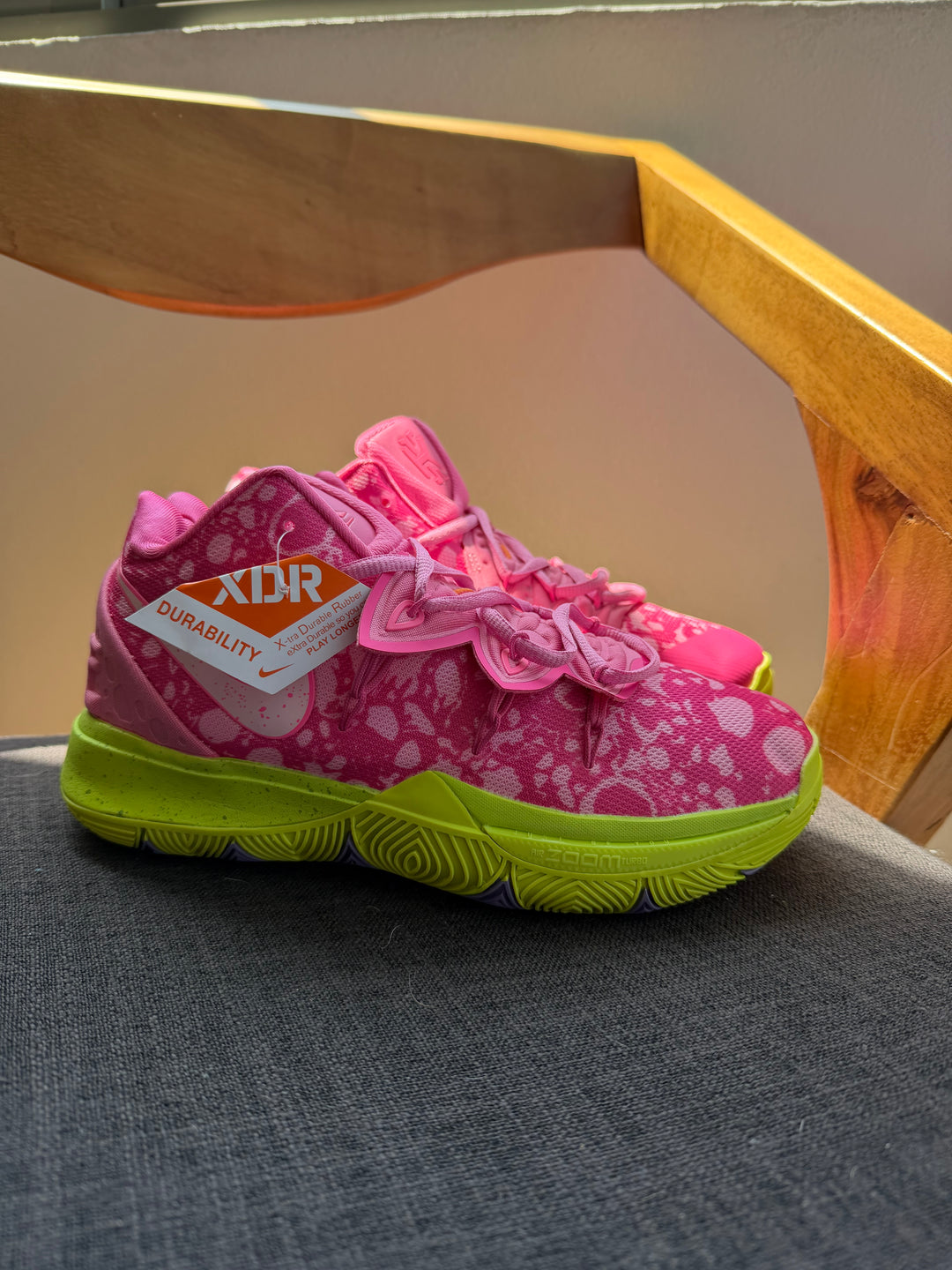 Nike Kyrie 5 Patrick Star, tenis de básquet rosa y verde, inspirado en Patrick de Bob Esponja.