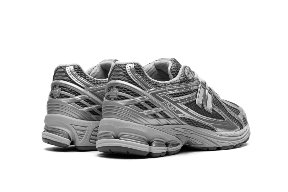 Tenis New Balance 1906R Silver Plata México vista lateral.