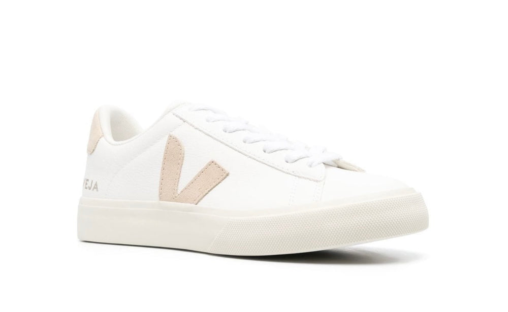 Veja Campo blanco beige unisex – tenis ecológicos de piel blanca con logo beige tipo almendra y suela natural