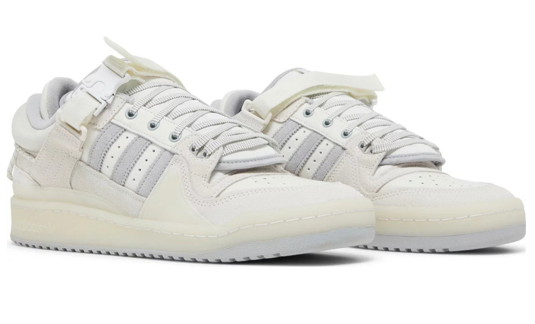 Adidas Forum Buckle Low Bad Bunny Gris – detalle hebilla