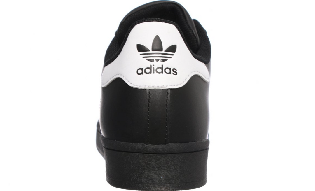 Tenis Adidas Superstar Negro con franjas blancas vista lateral