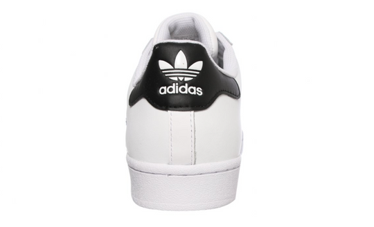 Tenis Adidas Superstar Clásico detalles en franjas negras