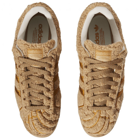Tenis Adidas Superstar Concha Teddy Chocolate detalles dorados