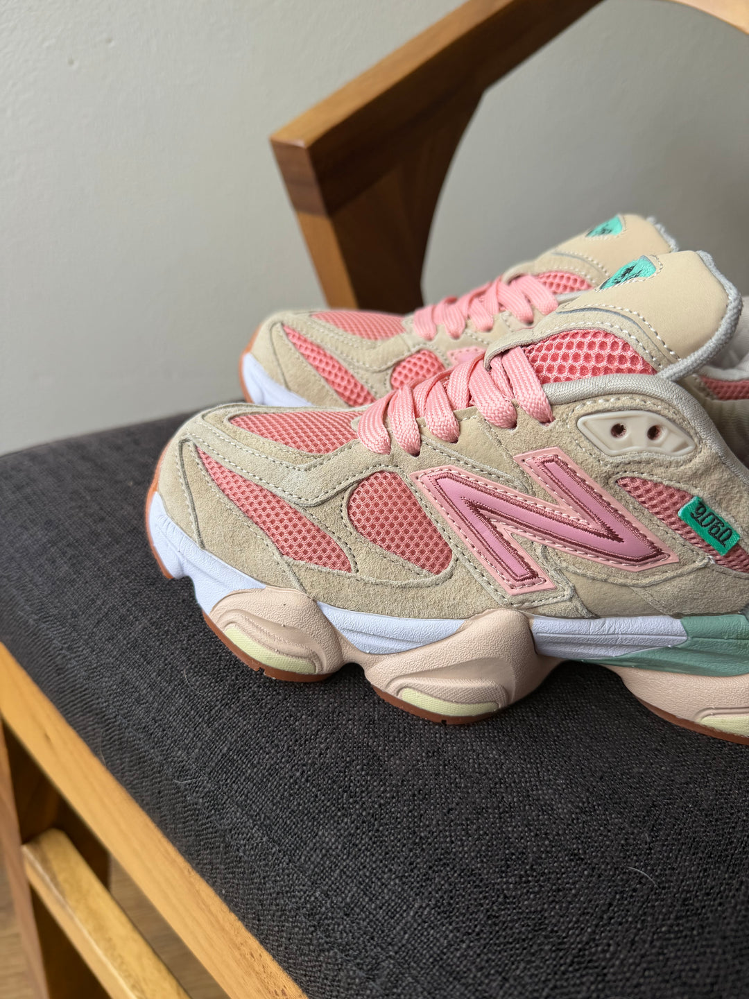Tenis New Balance 9060 Joe Freshgoods Rosa México vista lateral