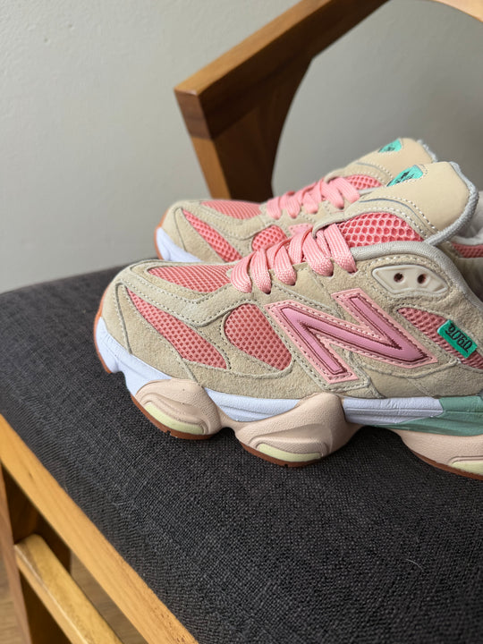 Tenis New Balance 9060 Joe Freshgoods Rosa México vista lateral