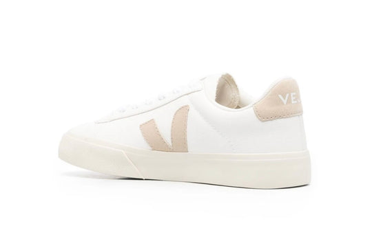 Veja Campo blanco beige unisex – tenis ecológicos de piel blanca con logo beige tipo almendra y suela natural