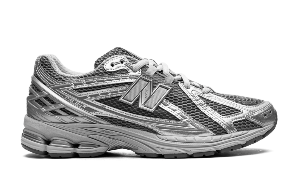 Tenis New Balance 1906R Silver Plata México vista lateral.