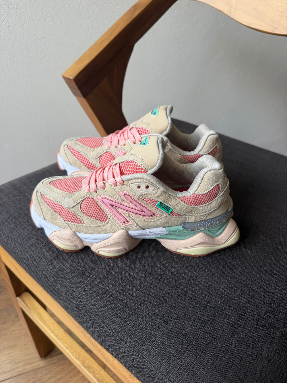 Tenis New Balance 9060 Joe Freshgoods Rosa México vista lateral