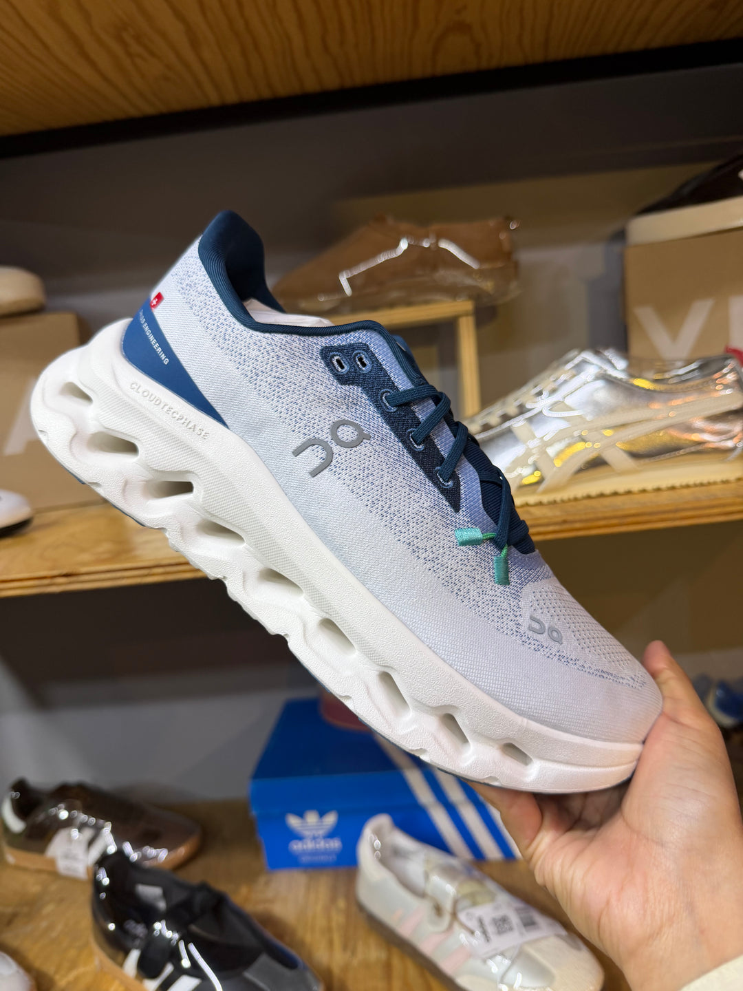 On Cloudtilt Azul | Sneaker Diario Suizo vista lateral